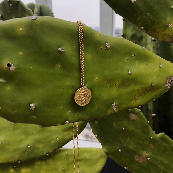 NEW 18K Gold Plated Textured Bee Round Pendant Necklace - Picture 4 of 11